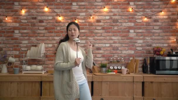 主妇的慢动作在厨房里唱歌和摇摆 厨房背景 个人演唱会理念 — 图库视频影像