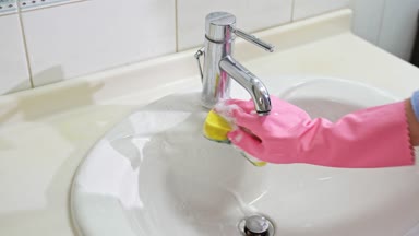 Eldiven ve geriye banyo lavabo için daha iyi ev hijyen bir köpük sünger ile fırçalama ile ev hanımı