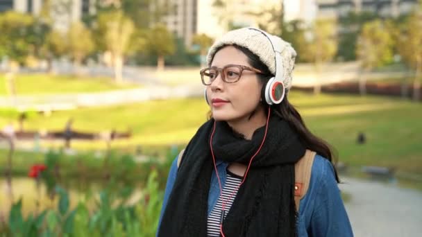 Okouzlující Dívka Studentských Těší Procházky Městském Parku Poslechu Hudby Zimě — Stock video