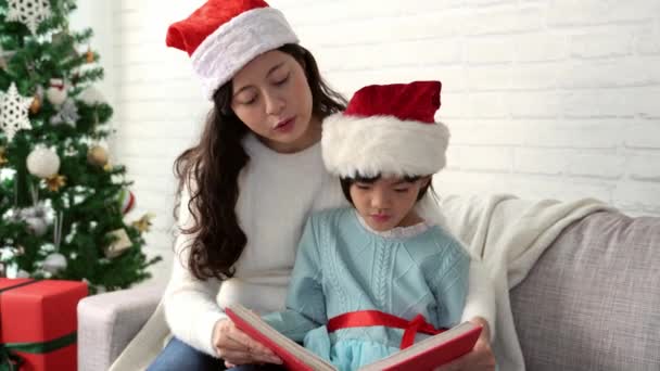 Hermosa Madre Asiática Leyendo Libro Cuentos Navidad Santa Pequeña Linda — Vídeos de Stock