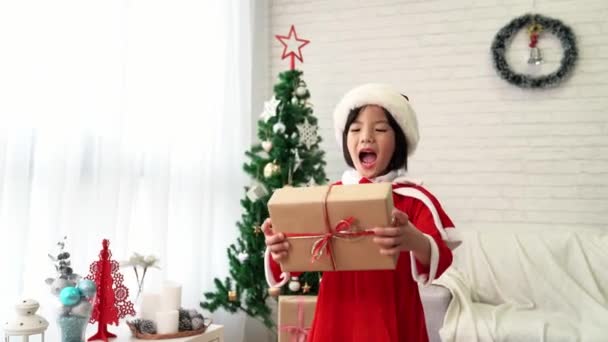 Feliz Emocionante Santa Lindo Niño Sosteniendo Caja Regalos Bailando Saltar — Vídeos de Stock