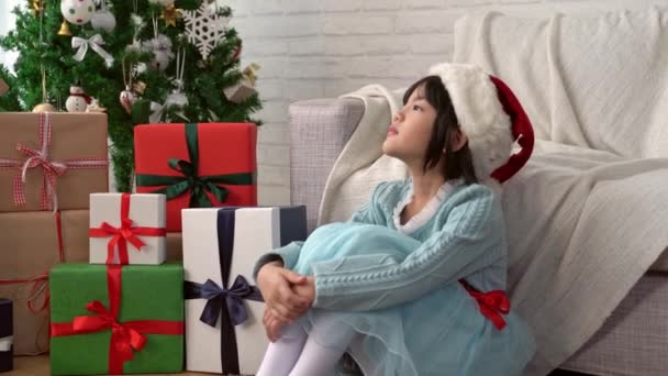 Aranyos Ázsiai Gyerek Lány Földön Karácsonyi Díszített Nappali Várják Mikulás — Stock videók