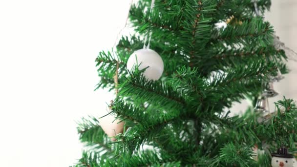 Kind Versieren Opknoping Decor Bal Kerstboom Lichte Achtergrond — Stockvideo