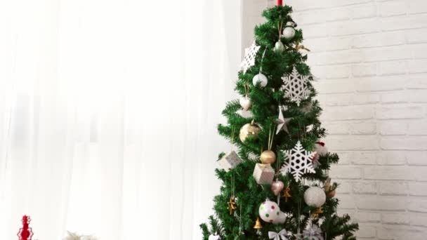 Mooi Ingerichte Woonkamer Met Kerstboom Met Vele Presenteert Eronder Wintervakantie — Stockvideo