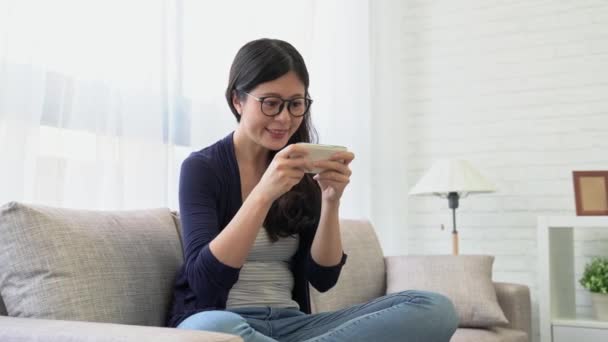 Dolly Tiro Hermosa Mujer Jugando Juego Aplicación Teléfono Inteligente Celebrar — Vídeo de stock