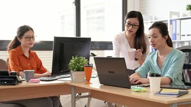 Yoğun çalışma günü. Grup genç Asya iş insanlar takım otururken, Ofis Büro ofis birlikte işlerini konsantre