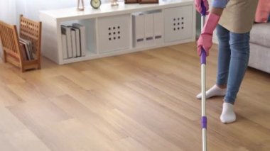 güzel genç kadın koruyucu eldiven ev işi ev kadını yerde temizlik sırasında düz bir ıslak bez kullanarak günlük temiz