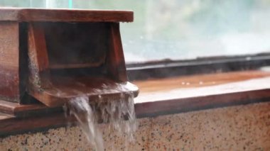 kaplıca suyu küvet dışarı çıkıp banyoya doldurun.