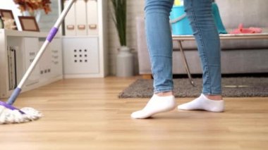 Mutlu ev kadını evde oturma odasında sildiğine sırasında günlük ev işi yaparken dans temiz