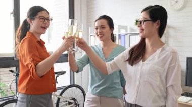 Mutlu iş Asya takım ofiste şampanya ile toasting, Grup