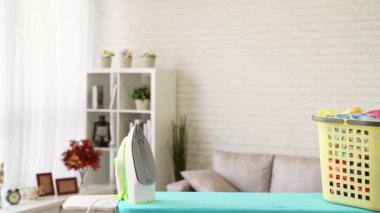 boş kopya alanı elektrik demir ve giysiler, bir sepet güzel oturma odası kimse yok insanlar