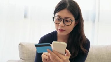 Dolly atış kız mobil kullanarak alışveriş kullanarak telefon kredi kartı ile ödeme kullanımı çok kolay, bu alışveriş uygulaması ile ev kadını memnun