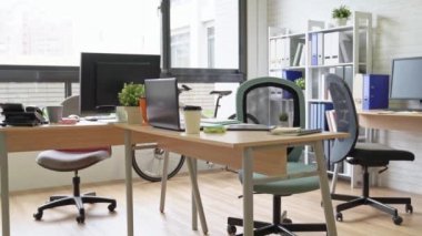 parlak modern tasarım iş ofisi kimse ile boş alanı ve büyük pencere