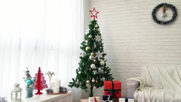 Happy Vzrušující Santa Matka Její Roztomilé Malé Dítě Drží Dary — Stock video