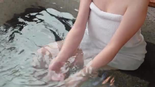 Szczęśliwa Młoda Kobieta Relaks Gorących Źródeł Pomocą Ręki Bailing Wody — Wideo stockowe