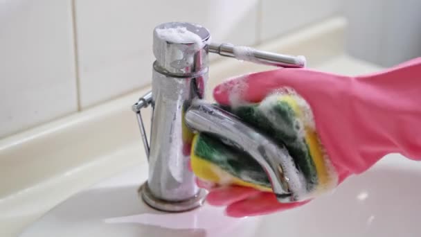 Жінка Рукавичках Очищає Змішувачі Ванної Пінистою Губкою Домогосподарка Закінчує Рік — стокове відео