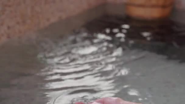 Młoda Dziewczyna Kaucją Miarka Gorących Źródeł Wody Pod Ręką Podczas — Wideo stockowe