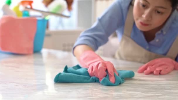 Jonge Huisvrouw Gele Handschoenen Dragen Woonkamer Schoonmaak Thuis Tijdens Het — Stockvideo