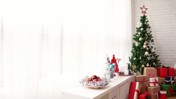 Casa Luminosa Con Muebles Blancos Decorados Para Navidad Sala Estar — Vídeo de stock