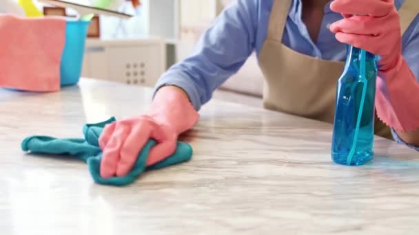 Sorgfältige Hausfrau Kämpfte Den Tisch Für Die Tägliche Saubere Wischen — Stockvideo