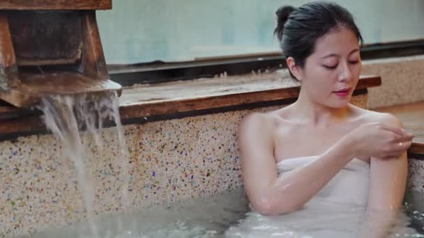 Genç Kız Kendini Yapıyor Kol Kaplıcalar Havuzda Oturan Güzel Manzara — Stok video
