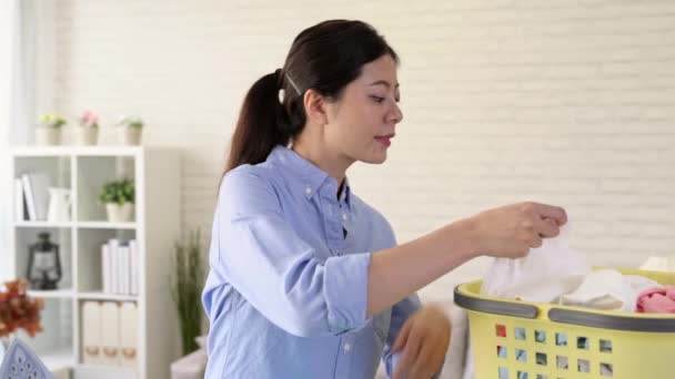 Belle Jeune Femme Ramasser Les Vêtements Blancs Dans Panier Linge — Video