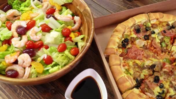 Közelkép Ember Kezét Étkezési Szelet Pepperonis Pizza Fából Készült Tábla — Stock videók