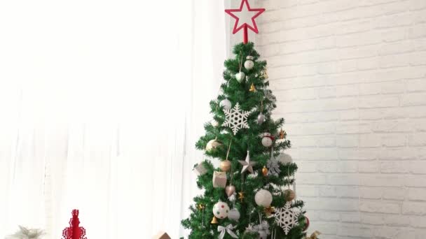 Sala Natal Decorada Com Belo Abeto Muitos Caixa Presente Embaixo — Vídeo de Stock
