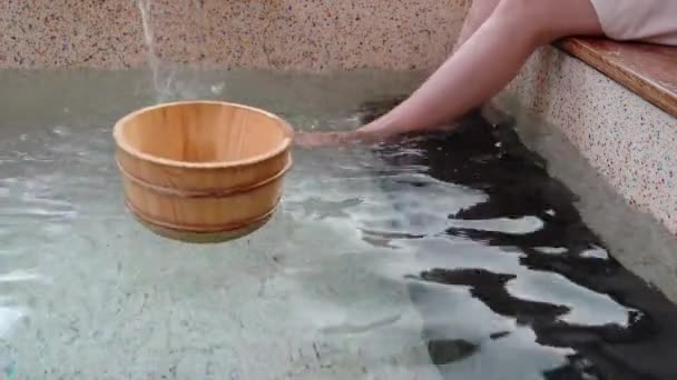 Gambe Della Donna Calci Acqua Calda Sorgente Bagno — Video Stock