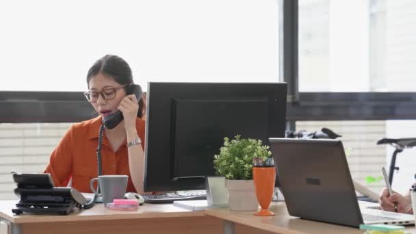 仕事で創造的なアジアのビジネスウーマン チーム 若いビジネス人 オフィスでの作業場所に座って一緒に通信のグループ — ストック動画