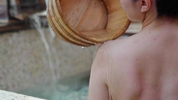 Młoda Dziewczyna Ręka Trzyma Drewniane Beczki Miarkę Wlać Gorące Źródła — Wideo stockowe