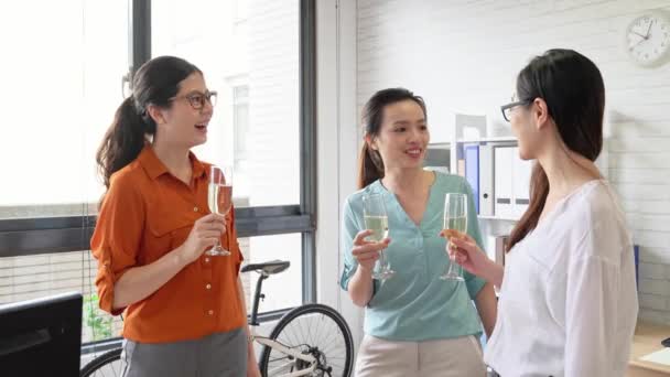 Logramos Jóvenes Alegres Que Ven Emocionados Mientras Cantan Champán Juntos — Vídeo de stock