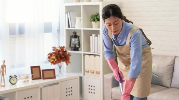 Jovem Feliz Limpando Chão Madeira Com Esfregão Sala Estar Casa — Vídeo de Stock