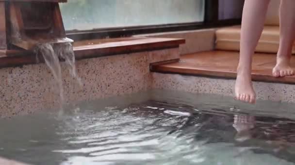 Jong Meisje Lopen Warmwaterbronnen Bad Het Gebruik Van Hand Schep — Stockvideo