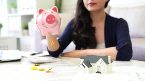 Vrouw Haalde Vele Jaren Van Besparingen Door Schudden Piggy Bank — Stockvideo