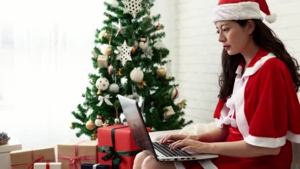 亚洲圣诞老人使用电脑 写回复电子邮件给来自世界各地的孩子们 — 图库视频影像
