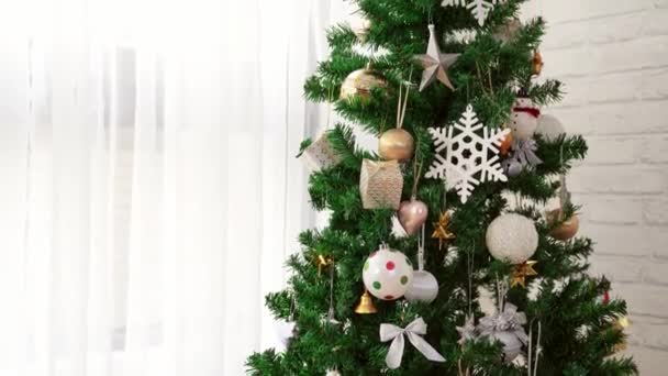 Árbol Navidad Decorado Luminosa Sala Estar Mañana Junto Ventana — Vídeo de stock