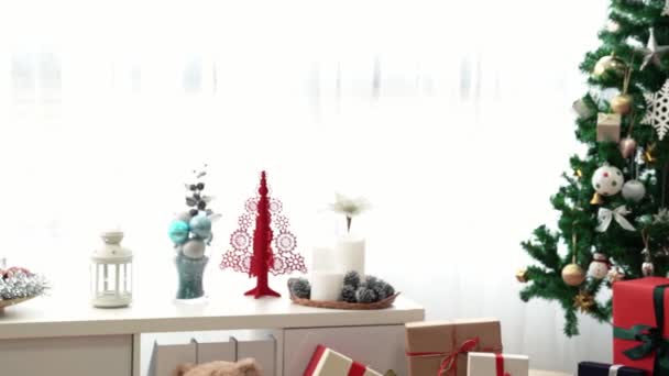 Beautiful Asian Mother Dresses Santa Her Lovely Girl Packing Family — Stock Video