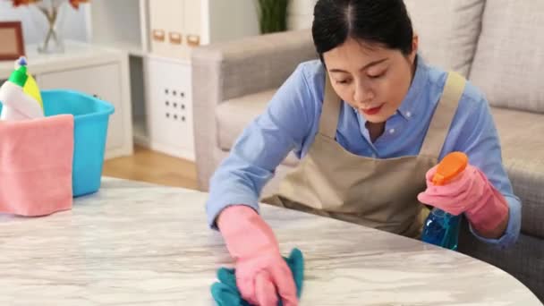 Mujer Trabajadora Rociando Detergente Con Trapo Para Limpiar Mesa Sala — Vídeo de stock