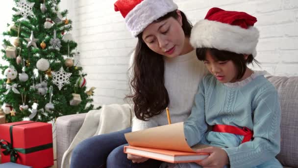 Feliz Natal Bonito Ásia Pequena Criança Menina Ela Mãe Escrever — Vídeo de Stock