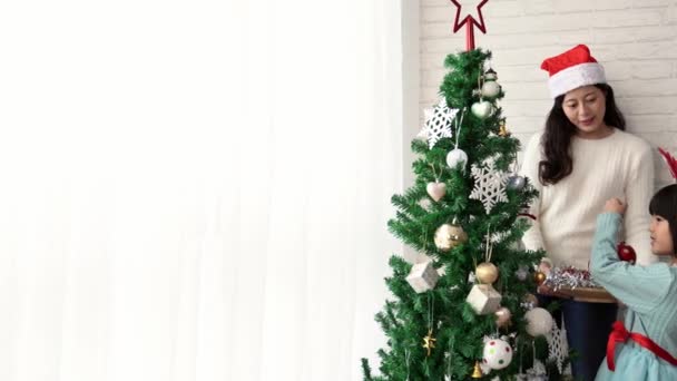 Αρκετά Ασιατικό Κορίτσι Μαμά Διακοσμείτε Ένα Χριστουγεννιάτικο Δέντρο Στο Σπίτι — Αρχείο Βίντεο