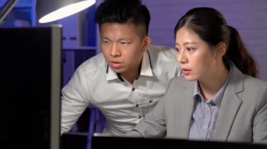 iş ekibi ışıkları ve bilgisayar dizüstü ekran ışığı ile gece geç saatlerde çalışıyor. İş insanlar çalışma zor kavramı.