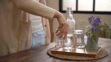 Ağır çekim gözlük içine su dökme kız.