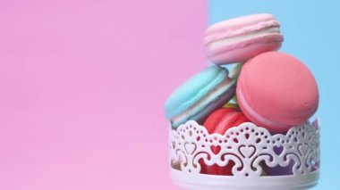 Rüya gibi macaron Kupası punchy pastel arka sağ tarafında döner.