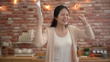 Şirketten posta aldı. Posta yeni önümüzdeki filmde aktris olmak için seçilir diyor. Onun hayali gerçekleşti. Yavaş hareket kavramı.