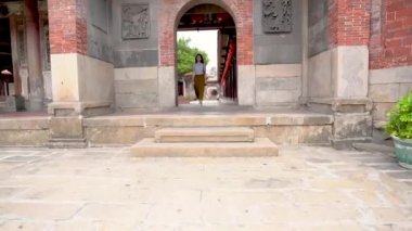 Asyalı kadın Lukang Longshan tapınağın geleneksel kapı yürüdü. Bahçe Tapınağı ziyaret etti.