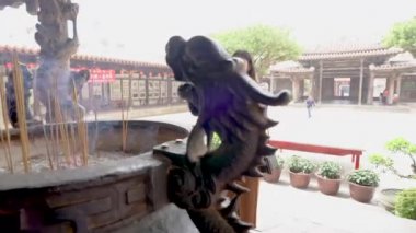 Yakın çekim shot, tütsü brülör ve Asya sadık kadın ibadet Tanrı.