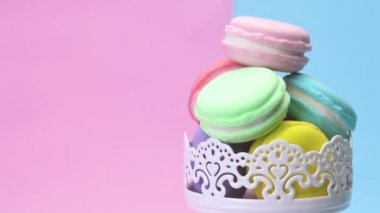 Altı renkli macaroons bir kaba dizilir ve punchy pastel arka sağ tarafında döndürün.