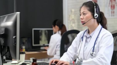 Online telefon yardım ofiste konuşmak mutlu Asya gülümseyen genç kadın doktor closeup portresi.