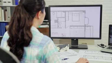 kadın tasarımcı kontrol planı elektronik tablet bilgisayar ile çalışan mimar